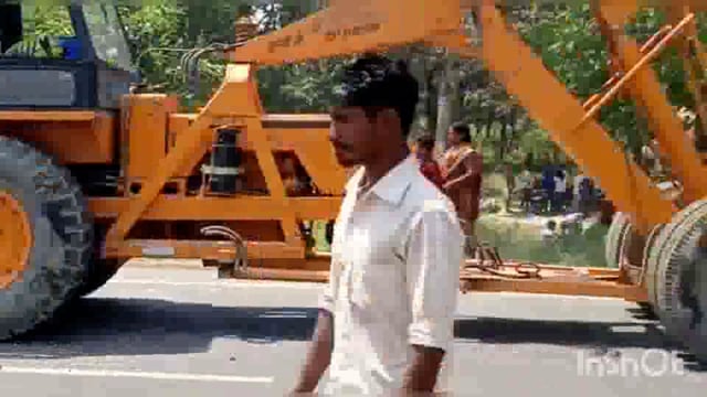 सुगौली के सुगांव में टैंकर असंतुलित होकर पलटी,कोई हताहत नही।