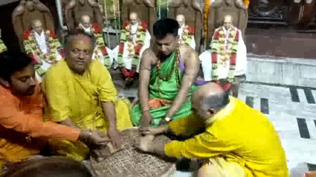 अक्षय तृतीया के पावन मौके पर ठाकुर राधा दामोदर लाल के चंदन सिंगार के लिये चंदन घिसने का कार्य हुआ प्रारंभ