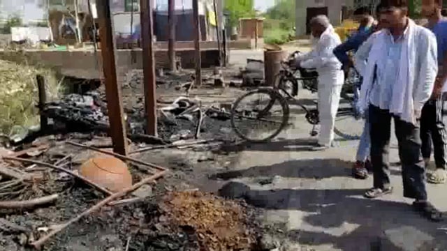राधा कुंड चौराहे पर अज्ञात कारणों से लगी आग दर्जनभर खोखा जलकर राख लाखों का नुकसान