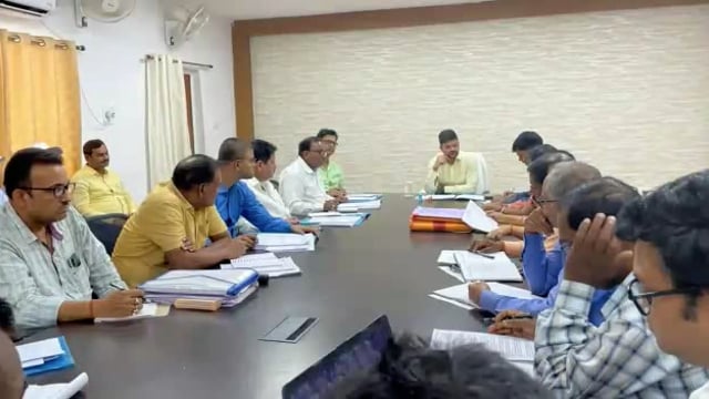 शिक्षा विभाग की समीक्षा बैठक में डीएम ने दिए आवश्यक दिशा निर्देश 