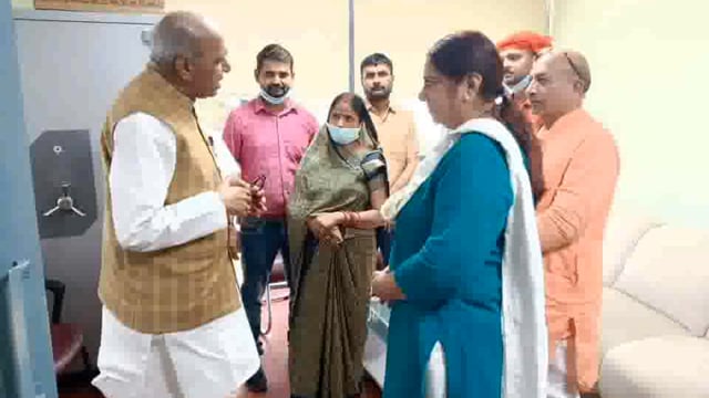 कैंसर पीड़ित वरिष्ठ पत्रकार सिंघेश ठाकुर के परिवार से लखनऊ में डुमरियागंज सांसद जगदंबिका पाल ने की मुलाकात