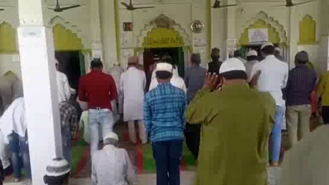 अलविदा जुमा को लेकर इटवा में अकीदत के साथ पढ़ी गई जुमे की नमाज