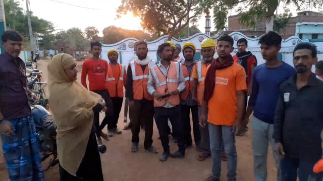 ईद को लेकर मुखिया पम्मी कुमारी के नेतृत्व में अमझरशरीफ पंचायत में ईदगाह पर चालाया गया सफाई अभियान