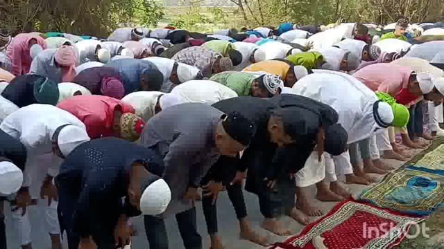 लखीसराय शहर के पुरानी बाजार थाना चौक के समीप ईदगाह में मुस्लिम समाज के लोगों ने ईद की नमाज की अदा