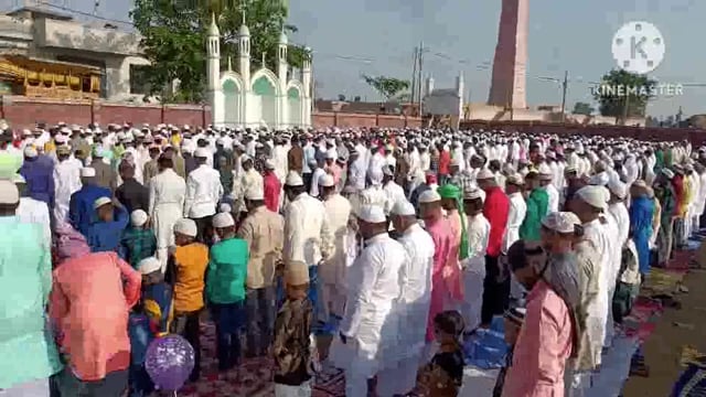 सूरजगढ़ा-ईद की नमाज अदा करने के बाद एक दूसरे से गले मिलकर एक दूसरे को दिए मुबारकबाद