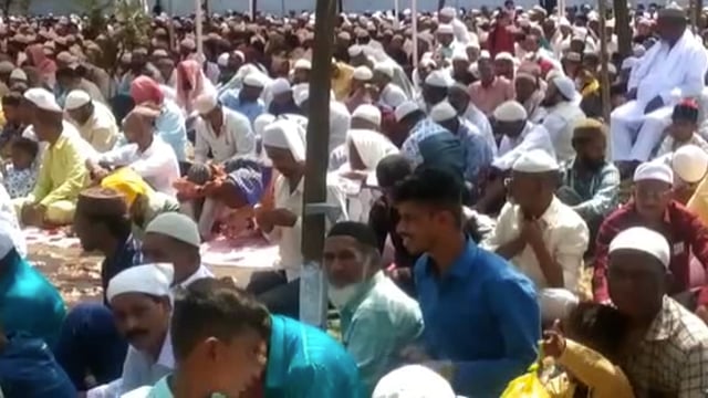 ईदगाह मैदानावर मुस्लीम बांधवांनी पवित्र रमजानची ईदुल फितर नमाज केली पठण,पोलिसांकडून स्वागत