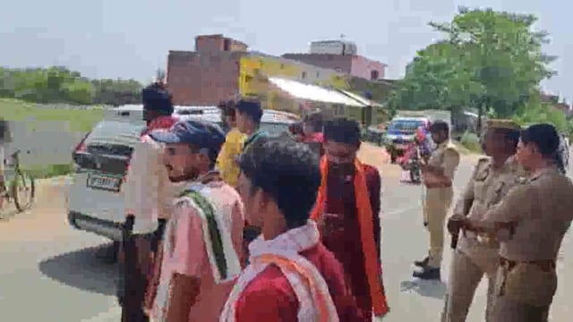 परशुराम जयंती पर निकाली शोभायात्रा, रोके जाने से नाराज परशुराम सैनिक बैठे जमीन पर,
सुरक्षा की दृष्टि से रोकी गई यात्रा