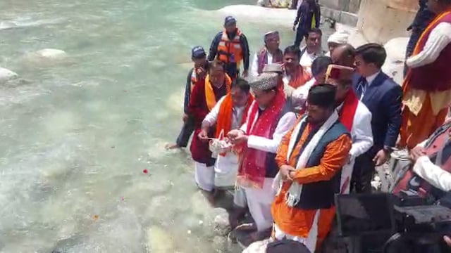 मुख्यमंत्री पुष्कर धामी ने गंगोत्री पहुचे माॅ गंगा की पुजा अर्चना कर गंगोत्री धाम के कपाट श्रदालुऔ के लिए खुले ।