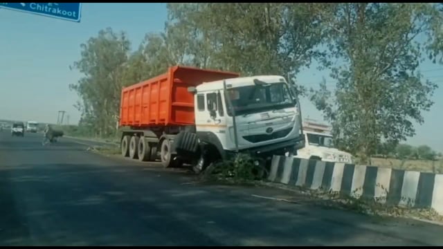 पपरेन्दा के पास में अनियंत्रित गति से जा रहा खाली ट्रक डिवाइड से भिड़ा,चालक व खलासी बाल-बाल बचें