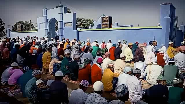 अमरपुर प्रखंड क्षेत्र में हर्षोल्लास के साथ मनाई गई ईद क्षेत्र भर के लोगों ने ईदगाह एवं मस्जिदों में अदा की नमाज ।