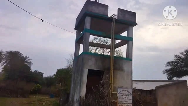 फुल्लीडुमर पंचायत के वार्ड संख्या 2 के चारमीनार की टंकी आंधी में हुई धराशाई ,नल जल की सप्लाई बंद