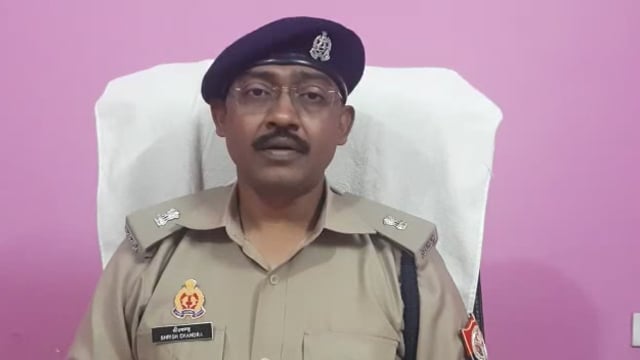 जनपद संभल के बहजोई कोतवाली क्षेत्र में बाइक रैली आचार्य संहिता के संबंध में जानकारी देते अपर पुलिस अधीक्षक 