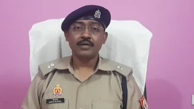 जनपद संभल के बहजोई कोतवाली क्षेत्र में बाइक रैली आचार्य संहिता के संबंध में जानकारी देते अपर पुलिस अधीक्षक 