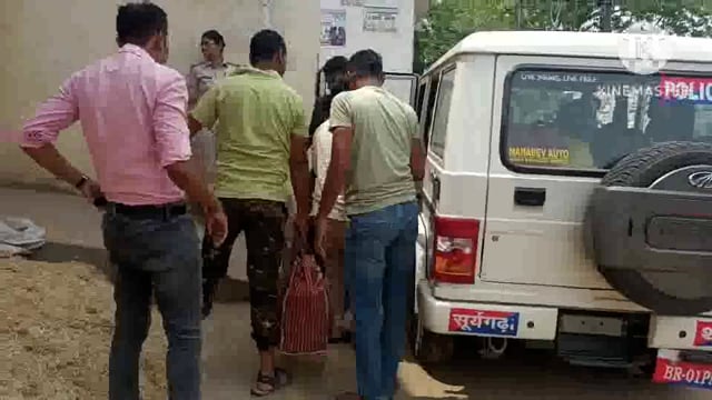 सूरजगढ़ा नगर परिषद क्षेत्र के जकरपुरा गांव से भारी मात्रा में शराब एवं फोर व्हीलर के साथ एक शराब कारोबारी गिरफ्तार