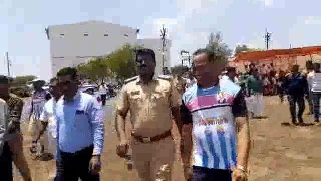 सोमनाथपूर येथे सरपंच चषक क्रिकेट स्पर्धेचे पोलीस निरीक्षक अरविंद पवार यांच्या हस्ते उद्घाटन