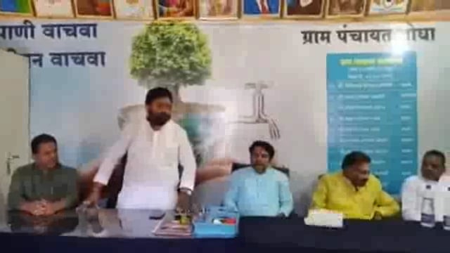 कृषी उत्पन्न बाजार समिती निवडणूक,उदागिरबाबा शेतकरी विकास पॅनलचा श्रीफळ फोडून प्रचाराला सुरुवात