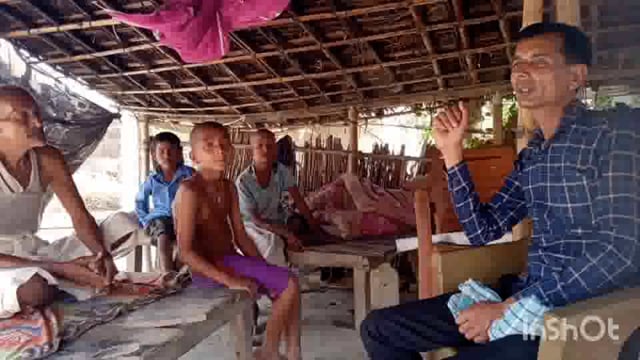 सुगौली के गिद्धा में पिछले दिनों जहरीली शराब पीने से मरने वाले लोगों से मिले सामाजिक कार्यकर्ता।