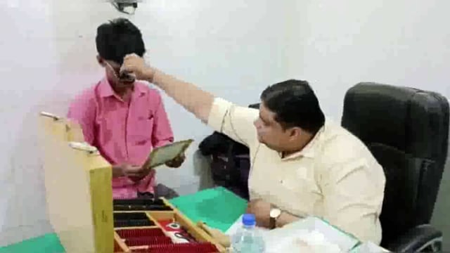 लखीसराय शहर के चितरंजन रोड स्थित लायंस क्लब द्वारा लायंस क्लब में निःशुल्क आंखों की जांच हेतु शिविर आयोजित