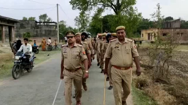 त्रिलोकपुर पुलिस ने थाना क्षेत्र में शांति व्यवस्था को लेकर बड़हरा में किया पैदल गस्त