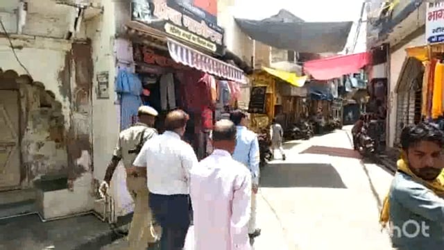 एसडीएम व सीओ गोवर्धन ने चलाया प्रिंटिंग प्रेसो  पर चेकिंग अभियान