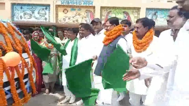 सुगौली नगर पंचायत के लिए दो कचरा वाहन को हरी झंडी दिखा कर सफाई कार्य के लिए विधि मंत्री ने किया रवाना।