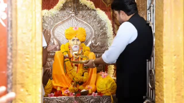 विलासराव देशमुख शेतकरी विकास पॅनलचा डोंगरशेळकी येथे श्रीफळ फोडून प्रचाराला सुरुवात