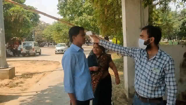 कोरोना को लेकर स्वास्थ्य विभाग दिख रहा है अलर्ट नामांकन स्थल पर आए लोगों की हो रही जांच