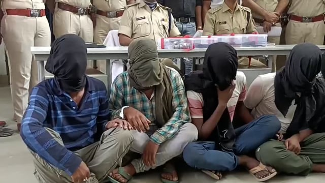 लखीसराय पुलिस ने सोनपुर और लखीसराय में बैंक लूट कांड का किया खुलासा 9 अपराधी हथियार और नगदी के साथ गिरफ्तार