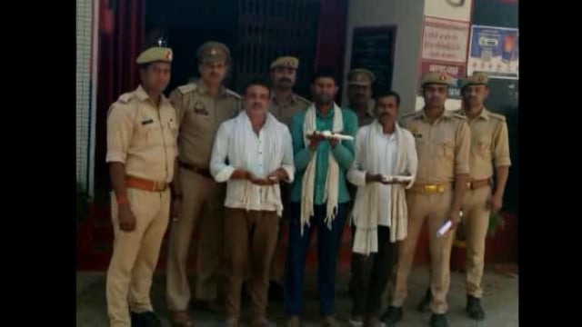 चिल्ला पुलिस ने तीन अभियुक्तों को दोहतरा गांव के पदारथपुर चौराहे से दो अवैध तमंचा एवं चार कारतूस सहित गिरफ्तार किया