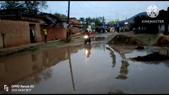 सोमवार की शाम हुई हल्की बारिश से गनोरा गाँव के पास सड़क हुआ गड्ढे एवं कीचड़ में तब्दील ग्रामीण परेशान
