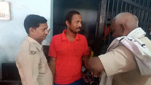 सूरजगढ़ा-शराब कांड के अभियुक्त को गिरफ्तार कर पुलिस हिरासत में भेजा गया लखीसराय जेल