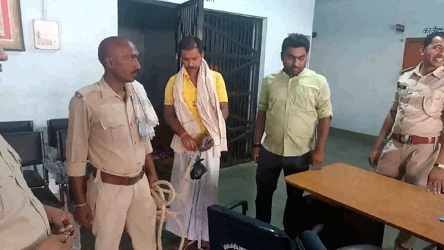 सूरजगढ़ा-सिंगारपुर गांव से सूरजगढ़ा पुलिस के द्वारा एक वारंटी को गिरफ्तार कर पेशी के लिए भेजा गया लखीसराय