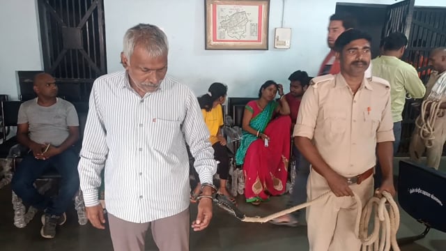 सूरजगढ़-मानो गांव से सूरजगढ़ा पुलिस के द्वारा एक वारंटी को गिरफ्तार कर पेशी के लिए भेजा गया लखीसराय न्यायालय