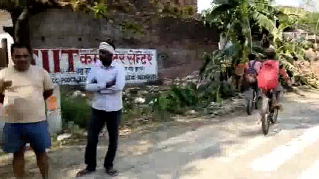 तूफान में टूटा बिजली खम्भा, हादसे का कर रहा इंतज़ार, ग्रामीणों ने बिजली कर्मियों को दी सूचना
