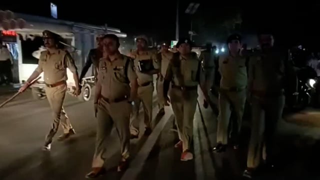 DGP के पैदल गस्त निर्देश क्रम में SP, ASP ( W ), ASP ( E ), CO, SHO समेत भारी पुलिस बल के साथ PS लीलापुर में पैदल गस्त