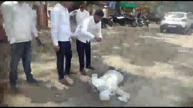 आंदोलनाच्या सहाव्या दिवशी प्रशासनाचा पुतळा दहन करून निषेध व्यक्त केला


