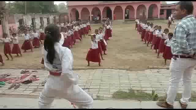 थरथरी प्रखण्ड अस्ता मध्य विद्यालय में समुहिक रूप से महिला सशक्तिकरण कराटे का प्रशिक्षण नारी जागृति के जिला अध्यक्ष चंदन 