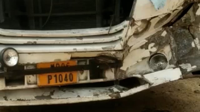 बाद पुल पर बीएसएफ की स्कूली बस में एमपी रोडवेज बस ने पीछे से मारी टक्कर एक दर्जन के लगभग हुए घायल मौके पर पहुंची पुलिस