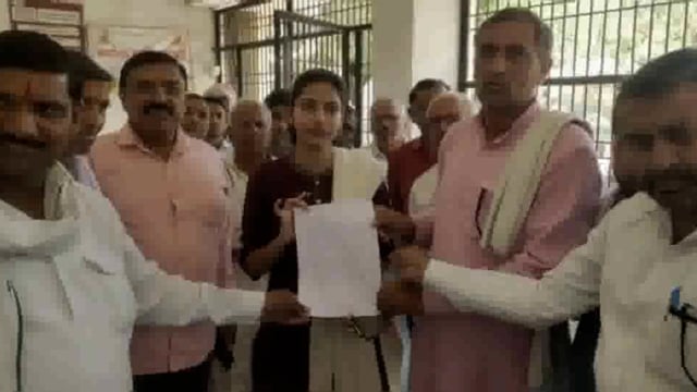 फसल बीमा योजना में बीमा कंपनियों की मनमानी से परेशान हुए क्षेत्र के किसानों ने छाता तहसील परिसर में जमकर काटा हंगामा