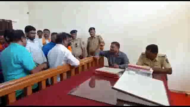 गोरक्षकावरील हल्ले थांबवा विश्व हिंदू परिषदेचे उपजिल्हाधिकाऱ्या मार्फत मुख्यमंत्र्यांना निवेदन