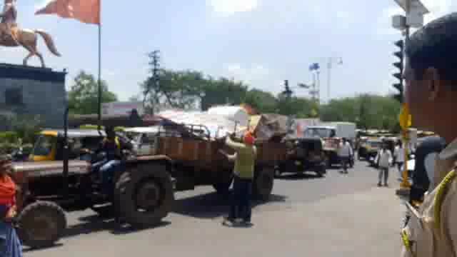 शहरात रोडवर ठेवण्यात येत असलेल्या स्टँड पाट्या जप्तीची मोहीम सुरू