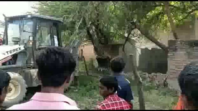 रामपुर गांव में चकरोड में हो रहे अवैध निर्माण को जेसीबी मशीन से गिरवाया राजस्व तथा पुलिस की टीम ने