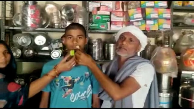 पैलानी कस्बें के बर्तन दुकानदार के पुत्र प्रदुम कुमार श्रीवास ने हाईस्कूल में जनपद में दूसरा स्थान पाया