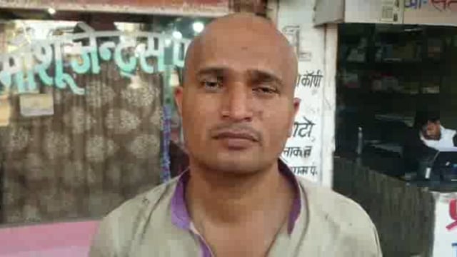 नगर पंचायत तिंदवारी से भाजपा ने नही दिया टिकट तो 17 साल से पार्टी कार्यकर्ता  प्रीतम गुप्ता ने करवाया मुंडन 