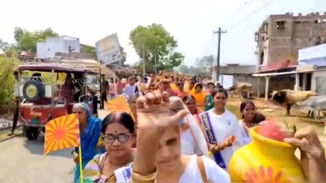  जिले के कजरा बाजार में प्रजापिता ईश्वरीय महाविद्यालय के द्वारा श्रीमद् भागवत कथा के आयोजन को लेकर निकाली गई शोभायात्रा 
