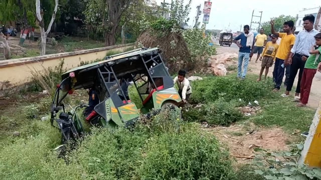 सूरजगढ़ा प्रखंड कार्यालय के सामने एक ऑटो अनियंत्रित होकर गड्ढे में पलट गई