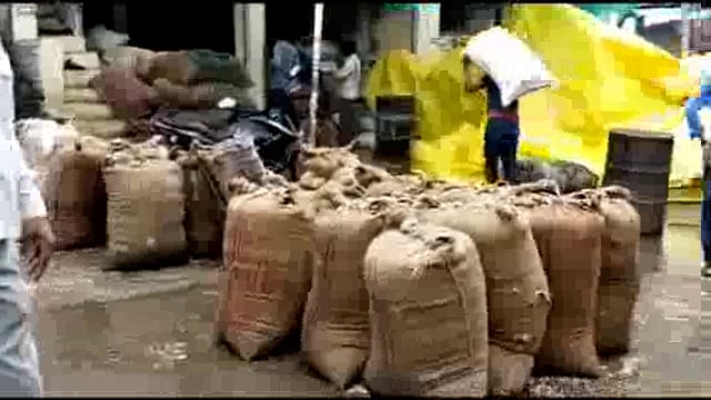 शहरासह तालुक्यात वादळी वाऱ्यासह अवकाळी पावसाबरोबर गारांचा तडाखा,ठीक ठिकाणी झाडे उलमळून पडली