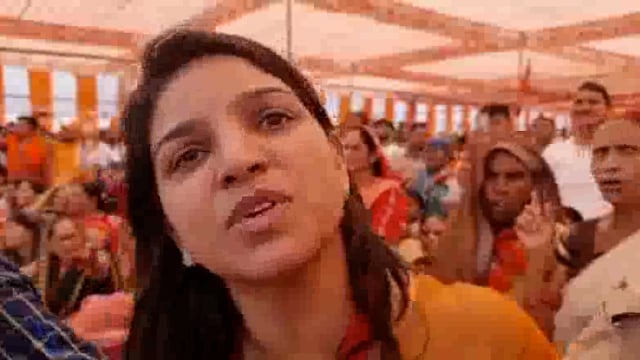 उ प्र सरकार के मुख्यमंत्री माननीय योगी जी की सभा में पहुंची पीड़ित महिला पुलिस पर लगाए गंभीर आरोप नहीं करने दी शिकायत