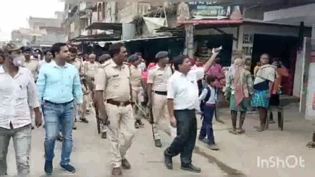 सुगौली बाजार की सड़क को अतिक्रमण मुक्त कराने को लेकर अधिकारी उतरे सड़क पर,तीन दिनों के अंदर सड़क खाली करने का दिया आदेश