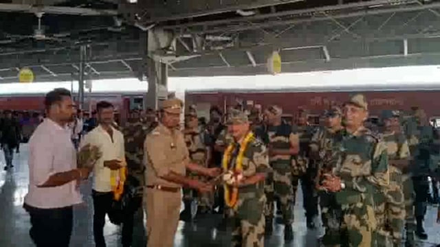 नगर निकाय चुनाव निष्पक्ष सम्पन्न करवाने के लिए बीएसएफ फोर्स का पुलिस अधिक्षक ने माला पहना कर किया स्वागत